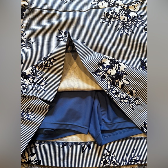 S.C&CO. Size 6 Skort Blue and White Striped with pockets. - Picture 4 of 5